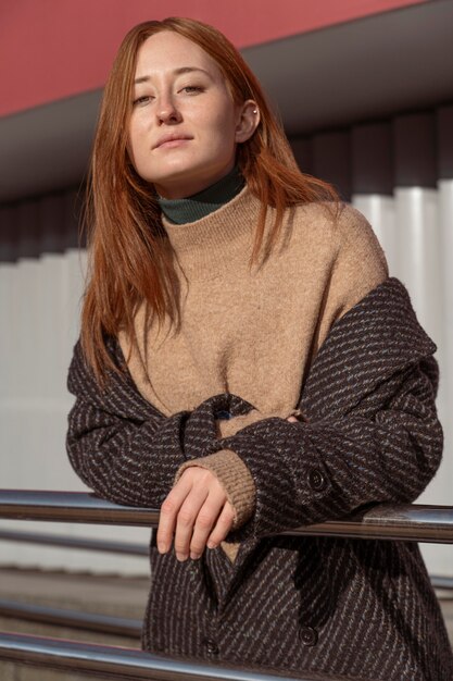 Portrait de femme séduisante posant à l'extérieur