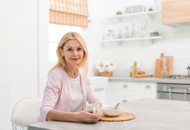 Portrait de femme senior dans la cuisine