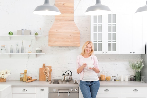 Portrait de femme senior posant dans la cuisine