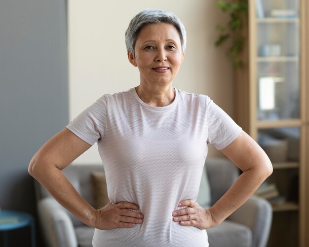 Portrait de femme senior posant à la maison