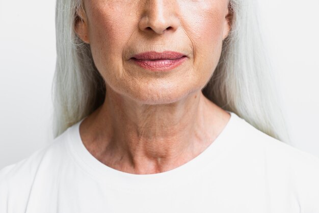 Portrait de femme senior avec rouge à lèvres