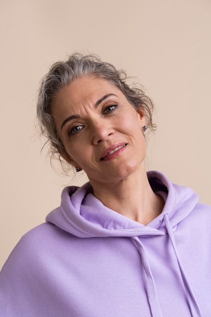 Portrait de femme senior souriante