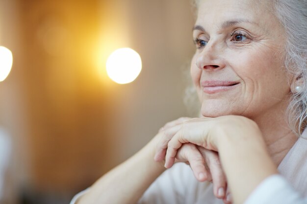 Portrait de femme sereine