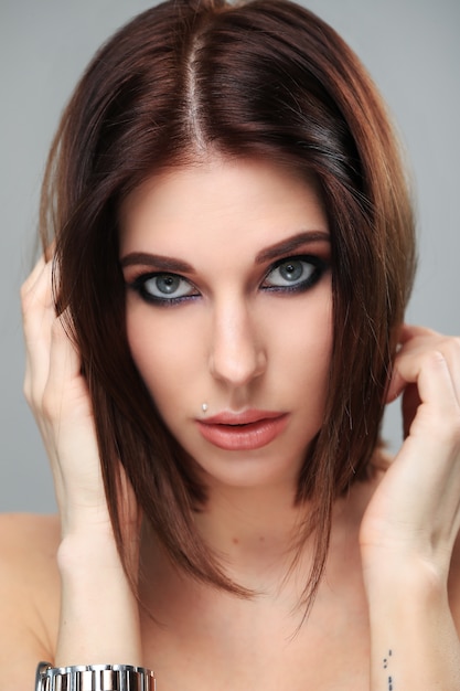 Photo gratuite portrait de femme sexy avec du maquillage