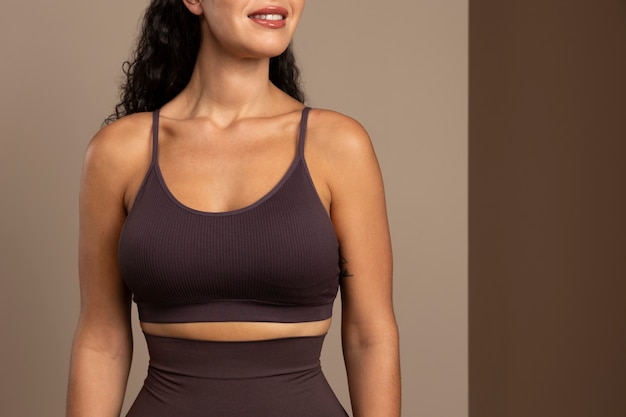 Photo gratuite portrait de femme en shapewear