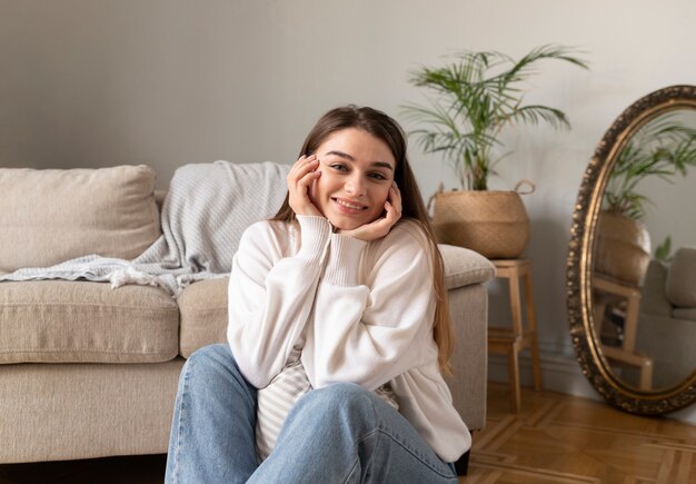 Portrait de femme Smiley à la maison