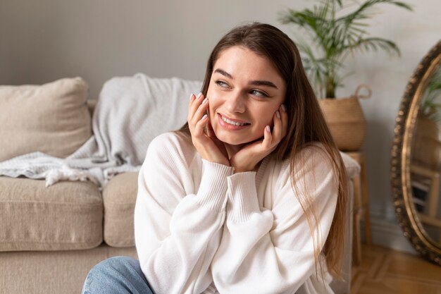 Portrait de femme Smiley à la maison