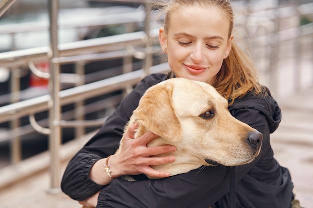 Portrait d'une femme avec son beau chien