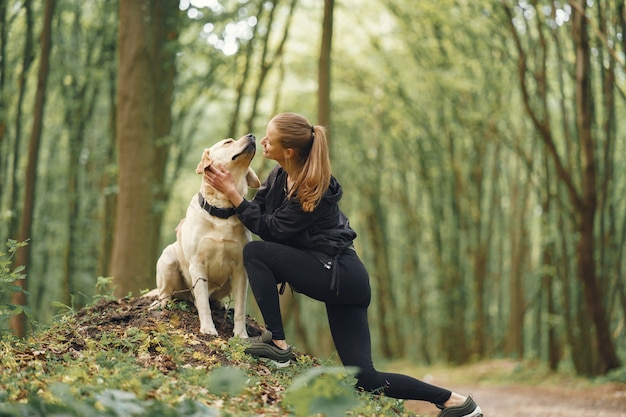 Photo gratuite portrait d'une femme avec son beau chien