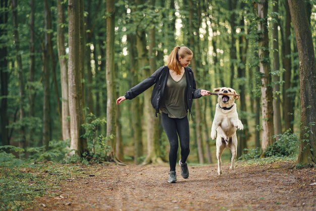 Portrait d'une femme avec son beau chien