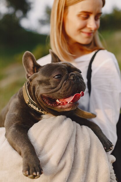 Portrait d'une femme avec son beau chien