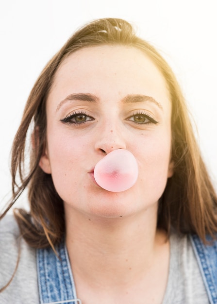 Portrait, femme, souffler, bubble-gum, regarder appareil-photo