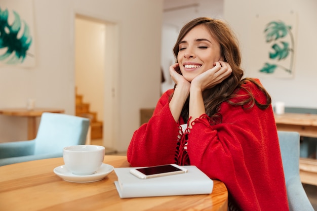 Portrait d'une femme souriante au repos