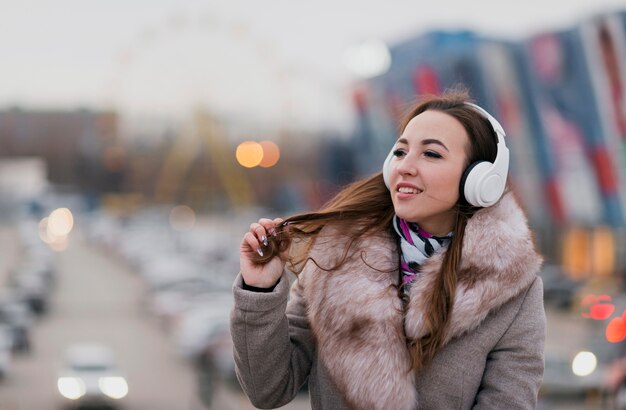 Portrait de femme souriante avec un casque