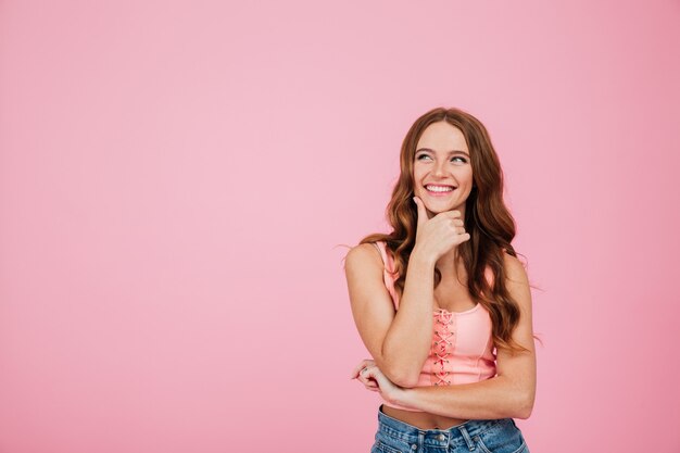 Portrait, de, a, femme souriante, dans, vêtements été, regarder loin