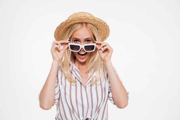 Portrait d'une femme souriante heureuse à la recherche