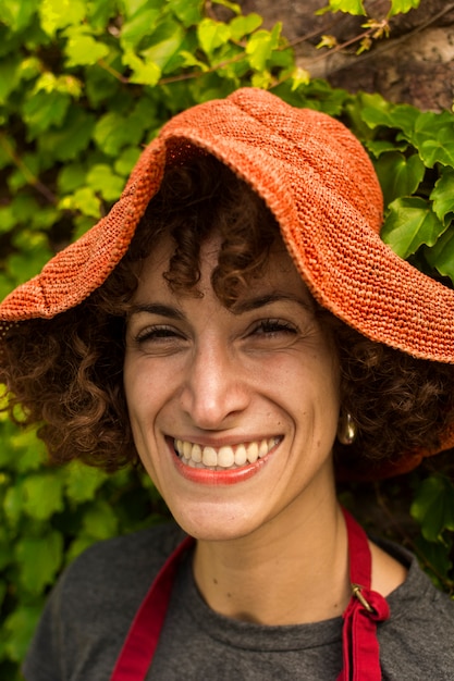 Photo gratuite portrait de femme souriante jardinage