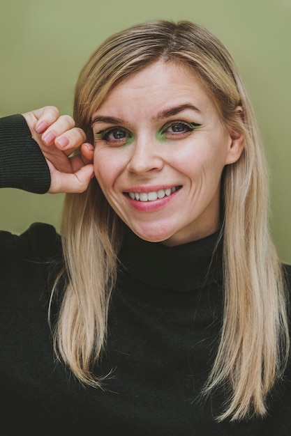 Portrait de femme souriante avec maquillage