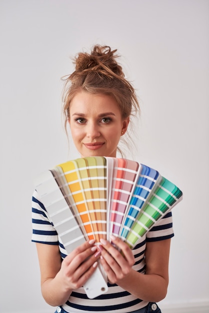 Photo gratuite portrait de femme souriante montrant l'échantillon de couleur