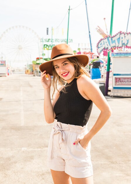 Portrait de femme souriante posant au parc d&#39;attractions