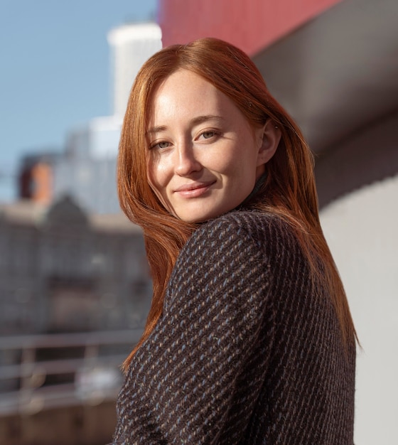 Photo gratuite portrait de femme souriante posant à l'extérieur