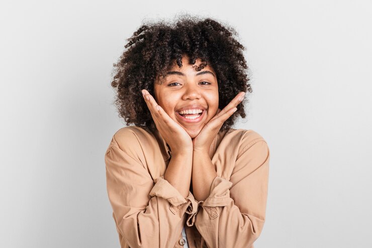 Photo gratuit portrait de femme souriante posant la main autour de son visage