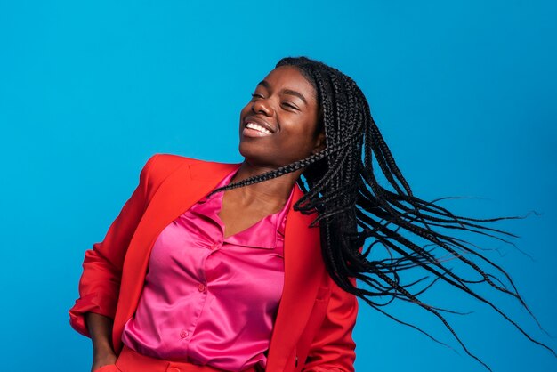 Portrait de femme souriante qui pose en studio