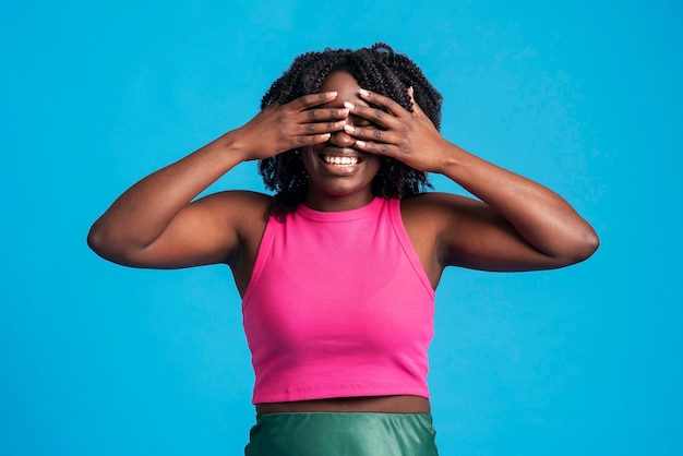 Photo gratuite portrait de femme souriante qui pose en studio