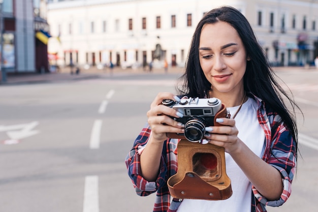 Photo gratuite portrait de femme souriante regardant la caméra dans la rue