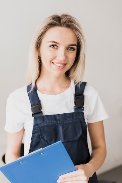 Portrait de femme souriante regardant la caméra