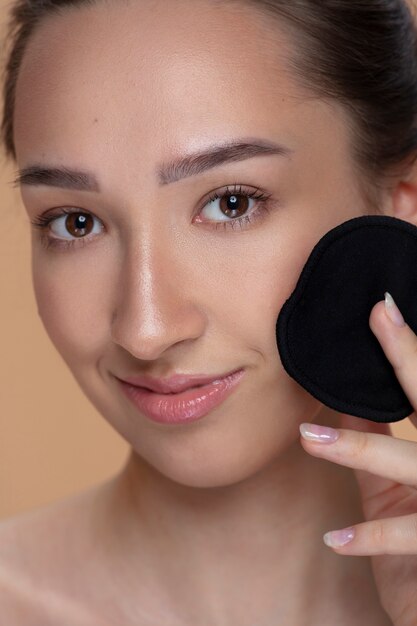 Portrait de femme souriante vue de côté