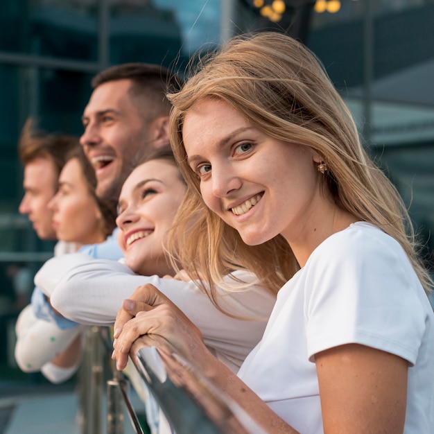 Photo gratuite portrait d'une femme souriante