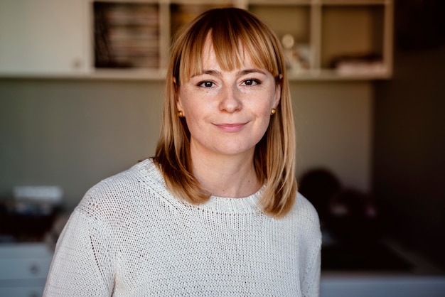 Photo gratuite portrait d'une femme souriante