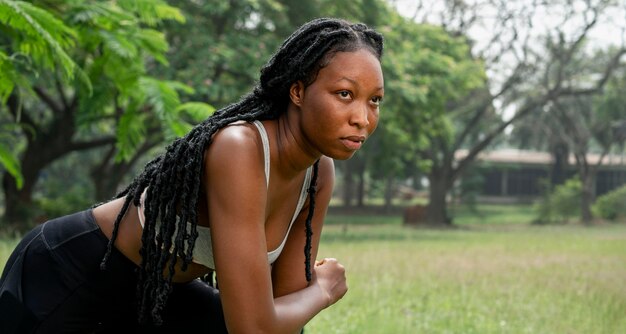 Portrait femme sportive dans la nature