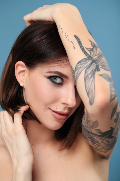 Photo gratuite portrait de femme avec tatouage