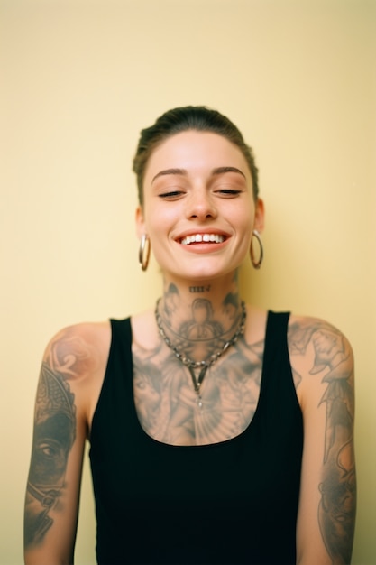 Photo gratuite portrait de femme avec des tatouages corporels