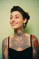 Photo gratuite portrait de femme avec des tatouages corporels