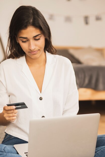 Photo gratuite portrait d'une femme tenant une carte de crédit