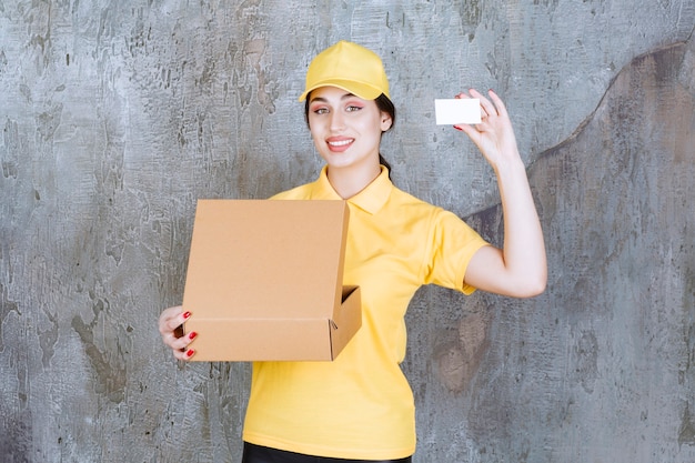 Portrait de femme tenant une carte de messagerie avec boîte en carton