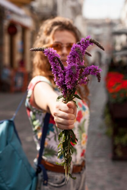 Portrait de femme tenant des fleurs