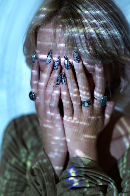 Portrait de femme avec texture de projection d'univers