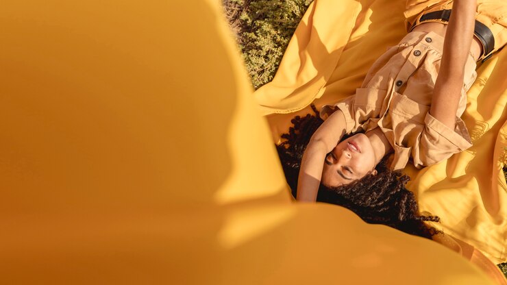 Photo gratuit portrait d'une femme avec un tissu dans les champs