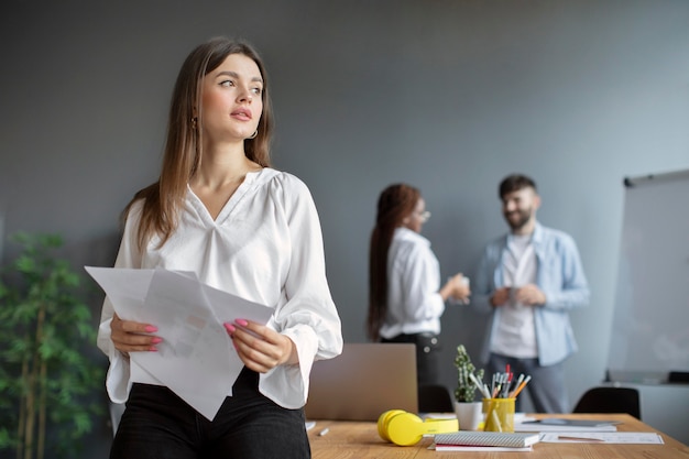 Portrait de femme travaillant dans une entreprise en démarrage