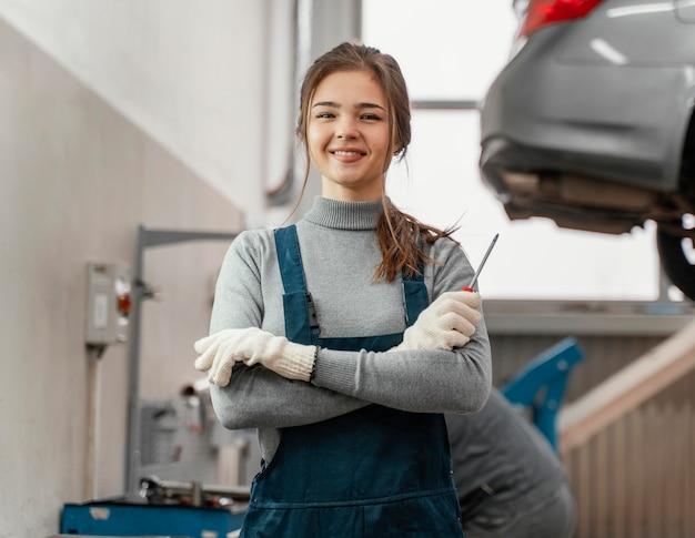 Portrait de femme travaillant dans un service de voiture