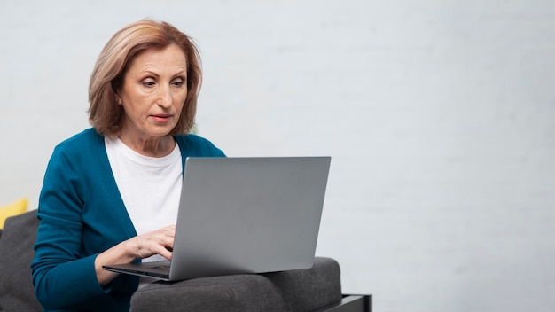 Portrait de femme travaillant sur un ordinateur portable