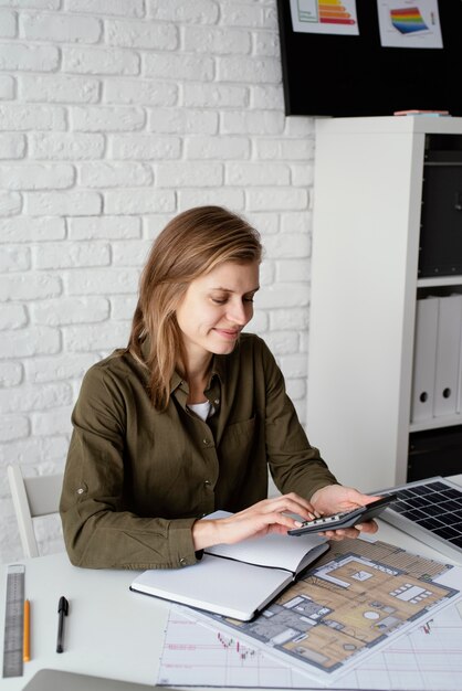 Portrait de femme travaillant pour des projets d'environnement