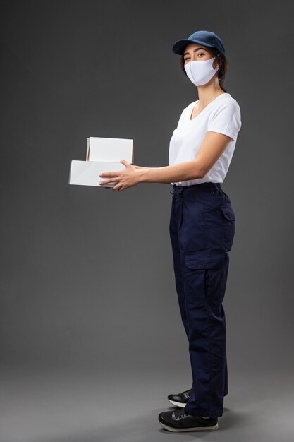 Portrait de femme travaillant pour un service de livraison portant un masque