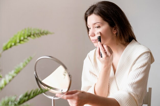 Portrait, femme, utilisation, brosse, fondation