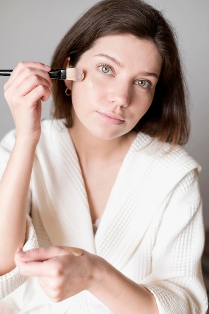 Portrait, femme, utilisation, brosse, fondation