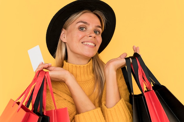 Photo gratuite portrait de femme sur la vente du vendredi noir